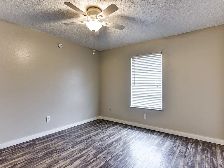 2050 S Saunders St — Photo 13