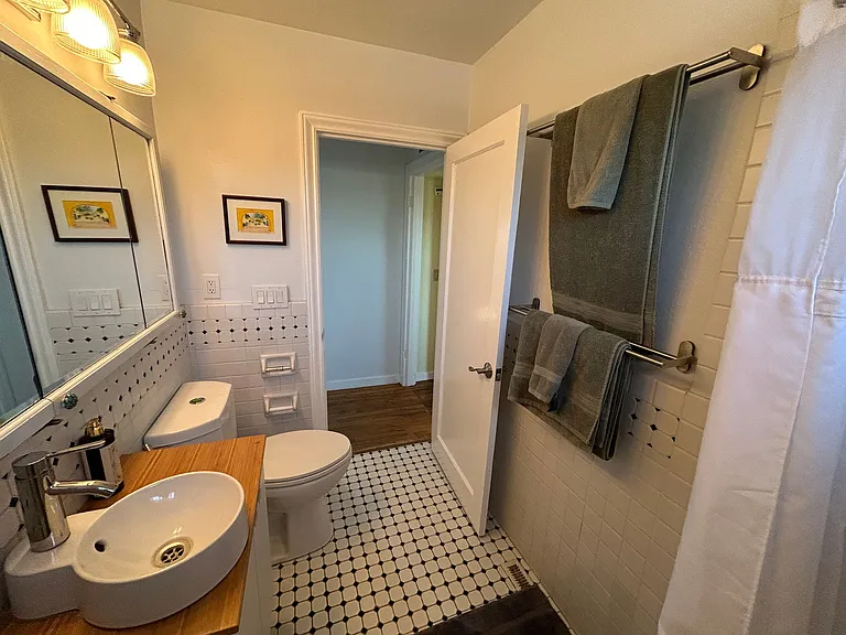Full bath off hallway