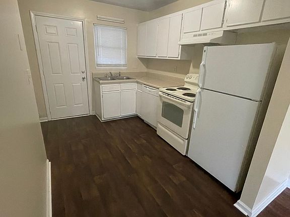 Kitchen/ laundry area