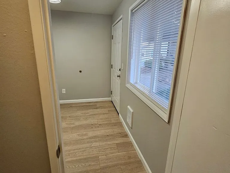 Sherman Oaks Apartments — Photo 19