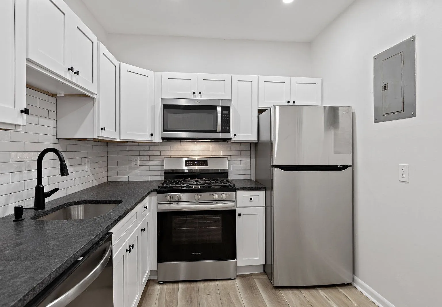 1 bed, 1.0 bath, 800 sqft, $1,500 — Photo 1
