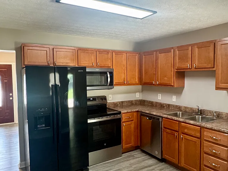 905 Ferncliff Ct — Photo 3