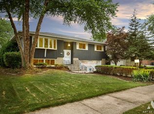 3329 N Manor Dr, Lansing, IL