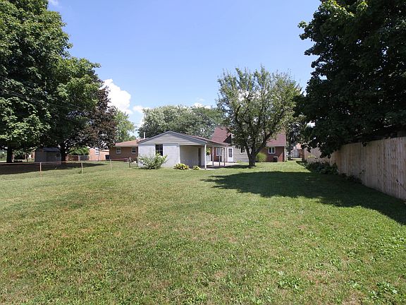 5th image of 839 Stephen Dr W