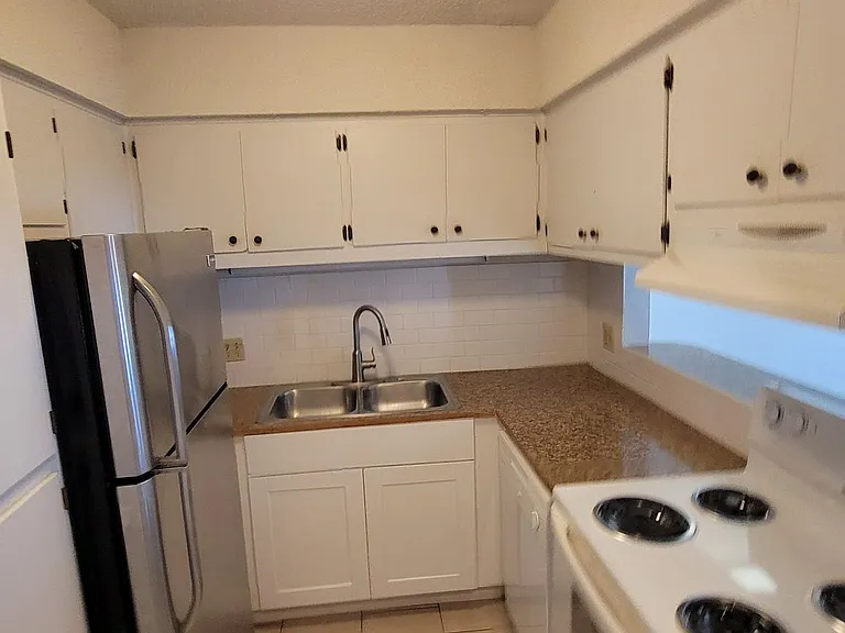 1221 W Hopkins St — Photo 13