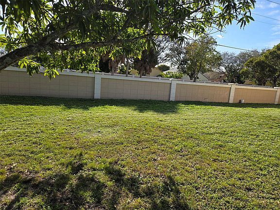 4th image of 913 E Maple Street