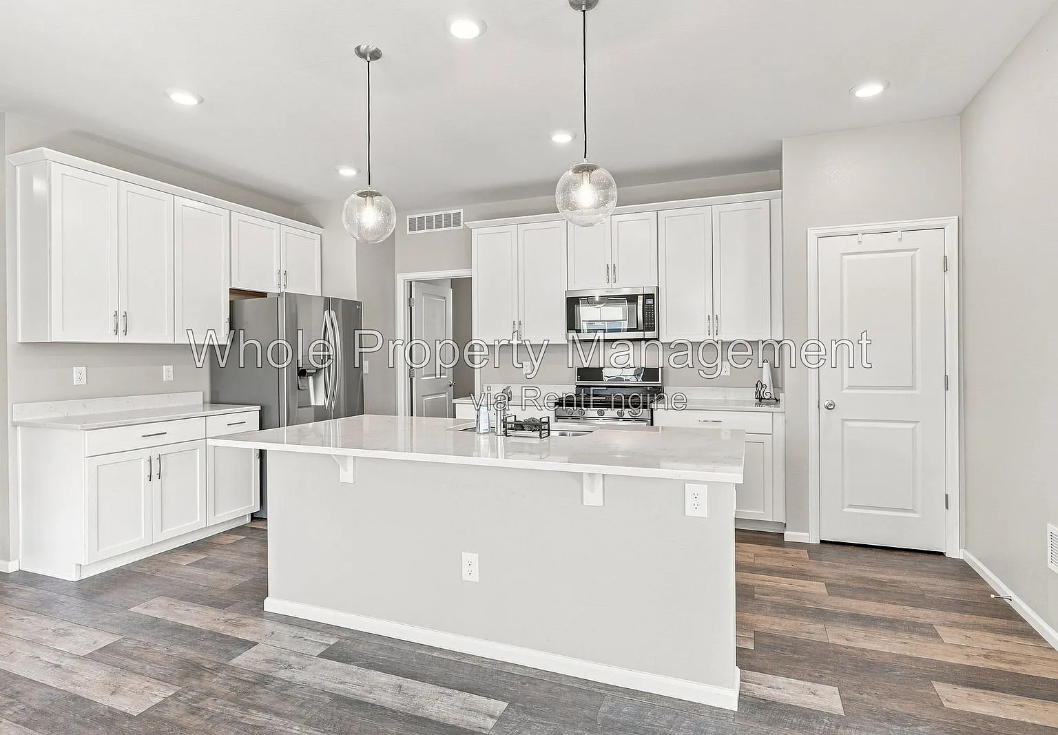 4 bed, 3.0 bath, 2400 sqft, $3,500 — Photo 4