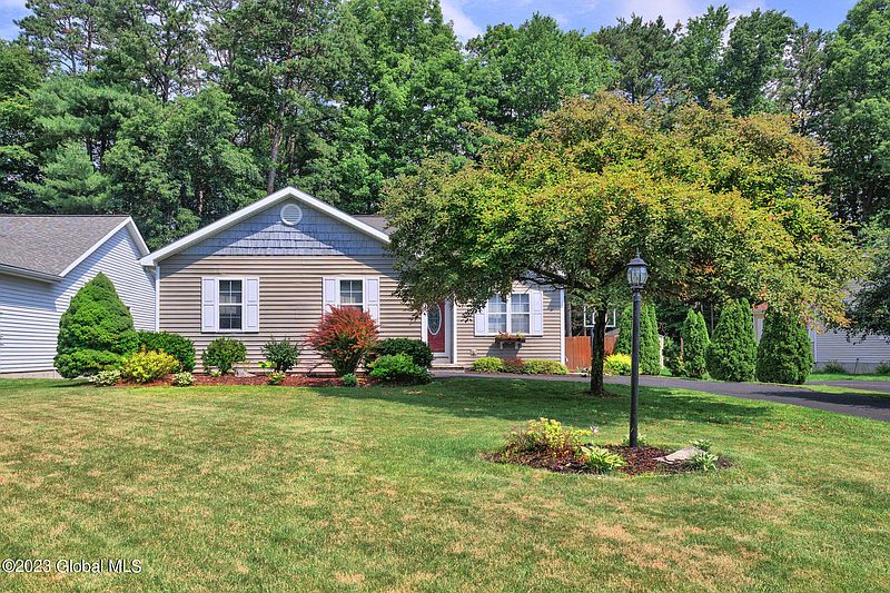 3rd image of 22 Woodthrush Court