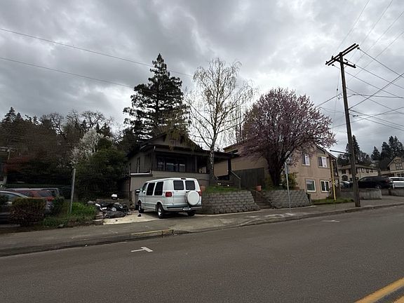 3rd image of 633 SE Kane St