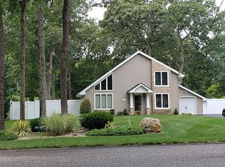 5 Crestwood Dr, Shirley, NY 11967