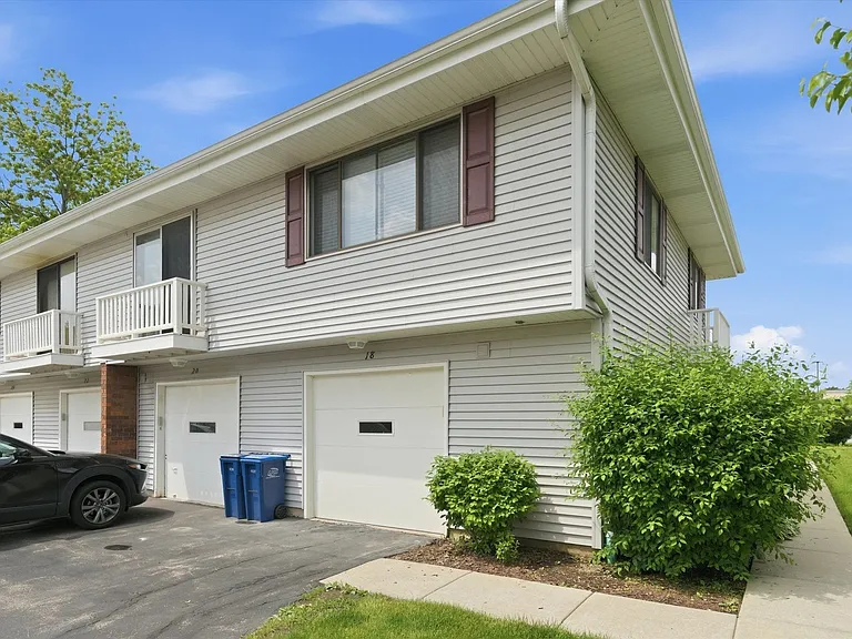 18 Dennis Ct #18 — Photo 3
