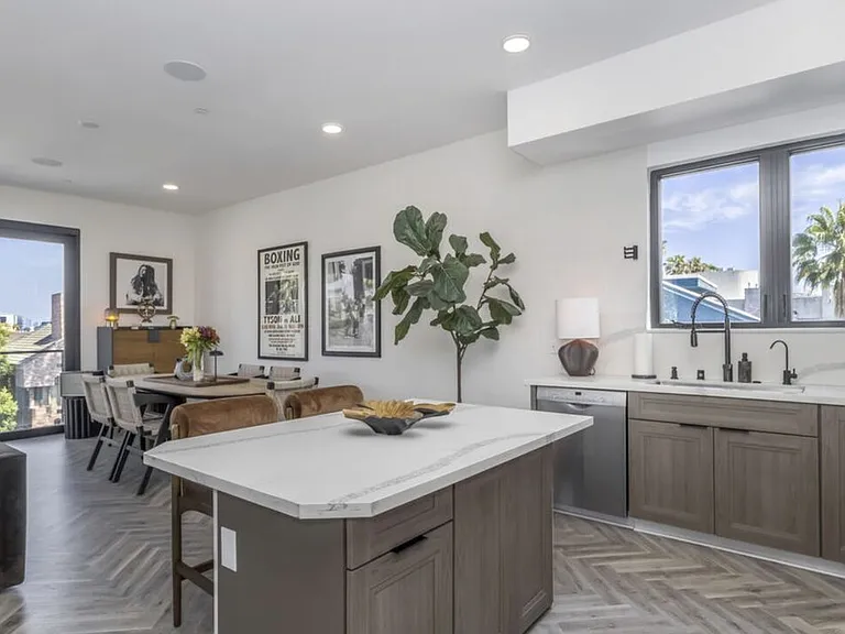 137 N Doheny Dr #2 — Photo 18