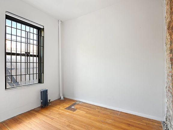 4th image of 242 S 2nd St APT 12