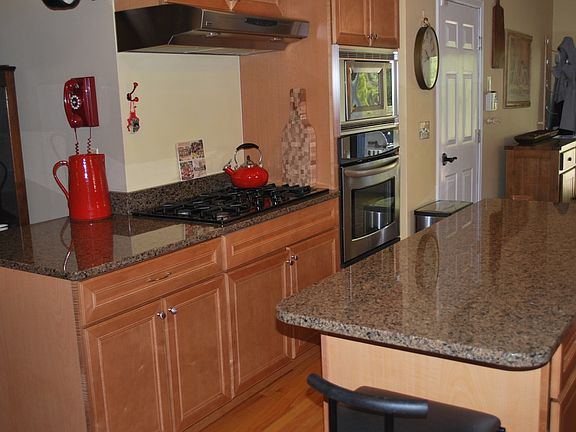 4th image of 18 Richard Ave