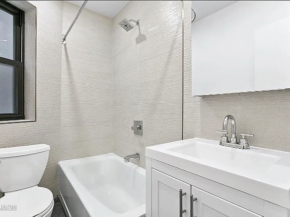 3rd image of 10 W 65th St APT 3D