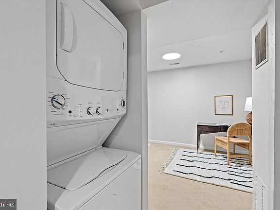 4th image of 106 Sanborn Pl