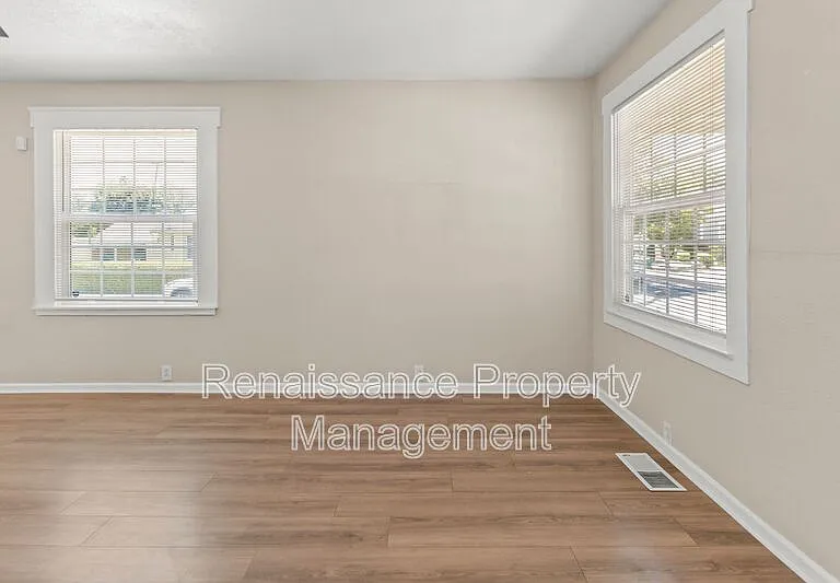 400 E Ellis St — Photo 10