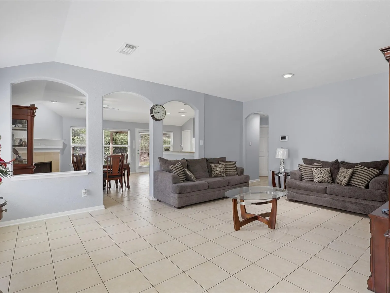 3 bed, 2.0 bath, 2270 sqft, $1,990 — Photo 4