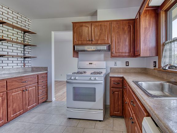 3rd image of 152 Essex St