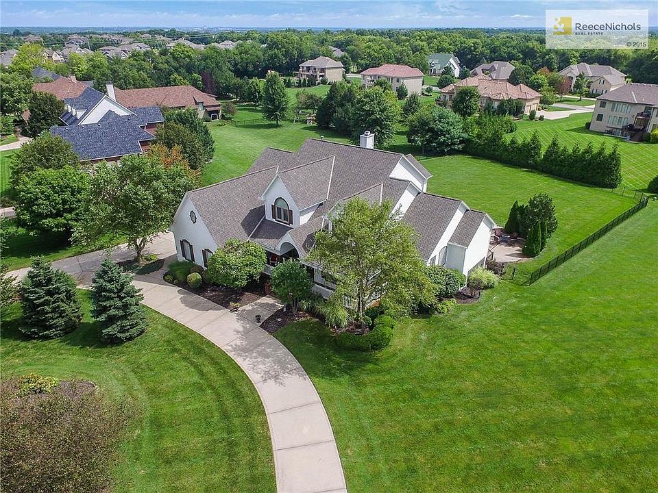 Welcome Home. 1.5 Story, 1.36 Acre Lot, 4 Car Garage!