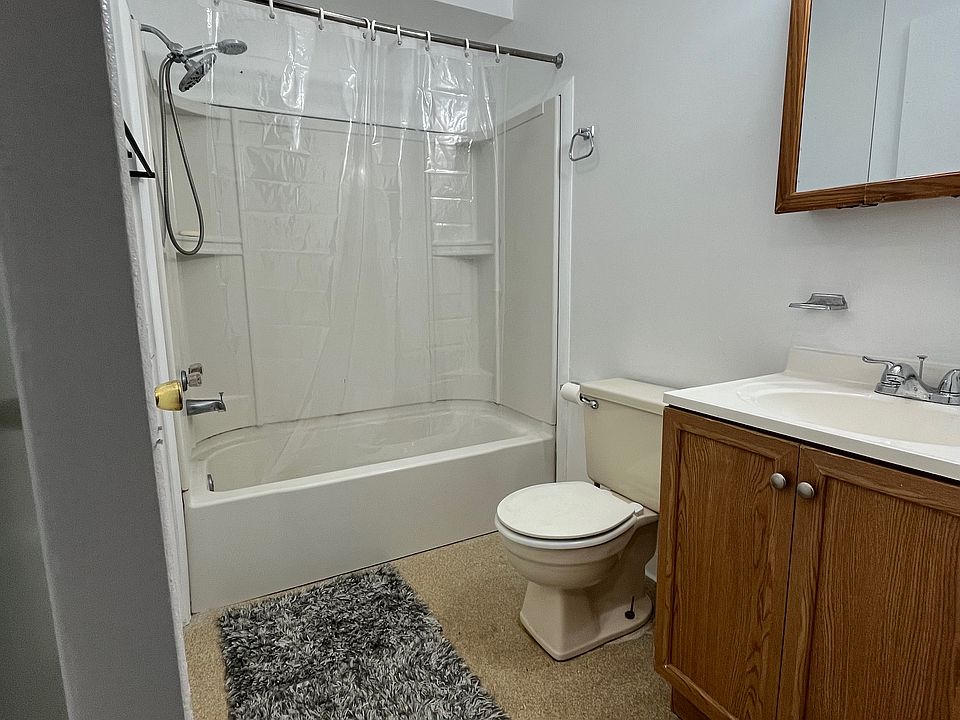Bathroom with tub/shower combo and good storage