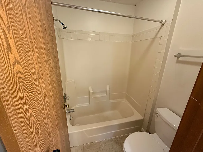 Leslie Manor Apartments — Photo 29