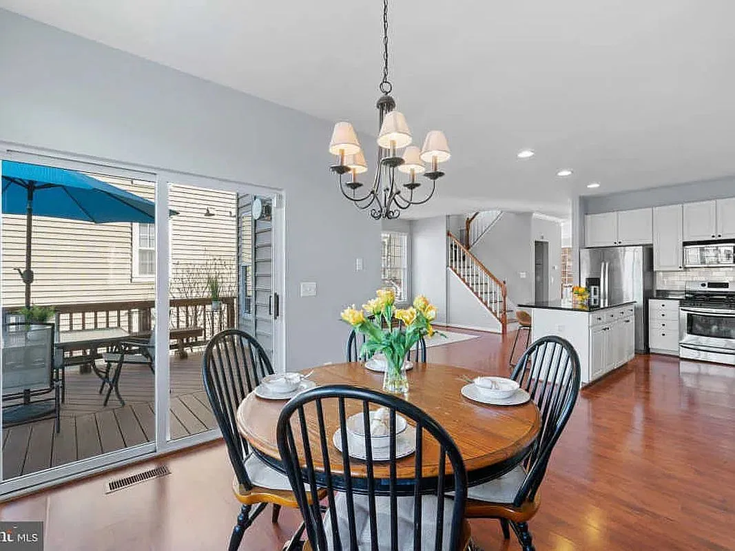 3 bed, 2.5 bath, 2820 sqft, $3,550 — Photo 4
