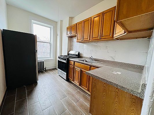 2nd image of 260 E 25th St #2
