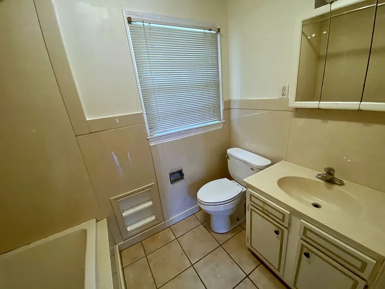 135 W Oak Ln — Photo 10