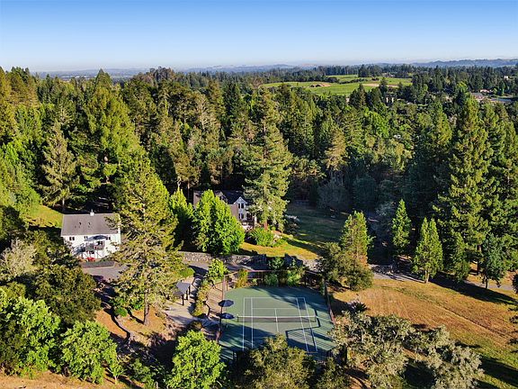 outdoor tennis court with gazebo .. great for some wine and tennis