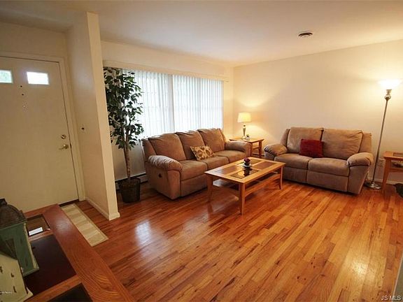 4th image of 1033 Edgebrook Dr E