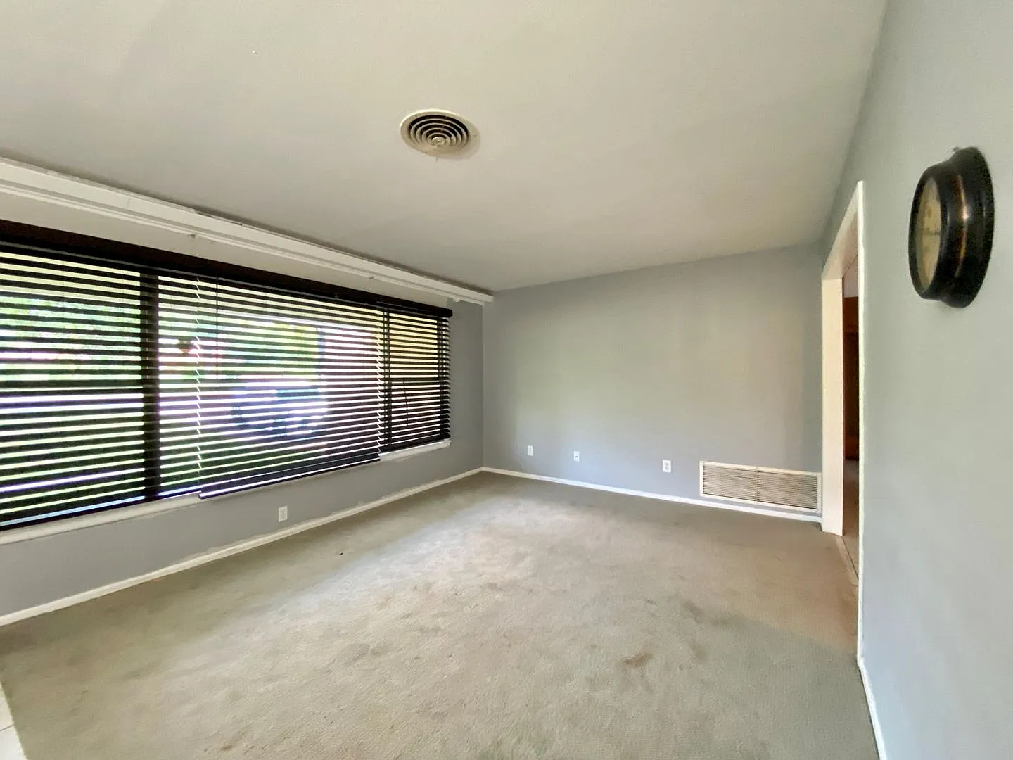 3 Bedroom 2 Bathrooms located in Oak Hills Subdivision — Photo 3