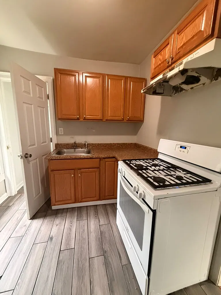 4 bed, $2,050 — Photo 1