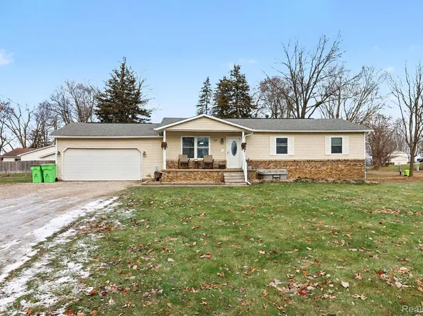6561 Bennett Lake Rd, Fenton, MI 48430