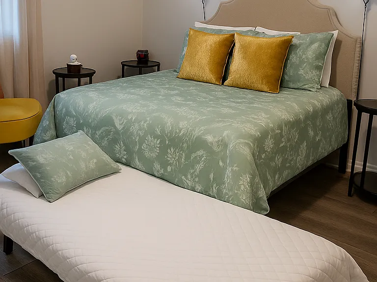 Airmattress with sheets and pillows