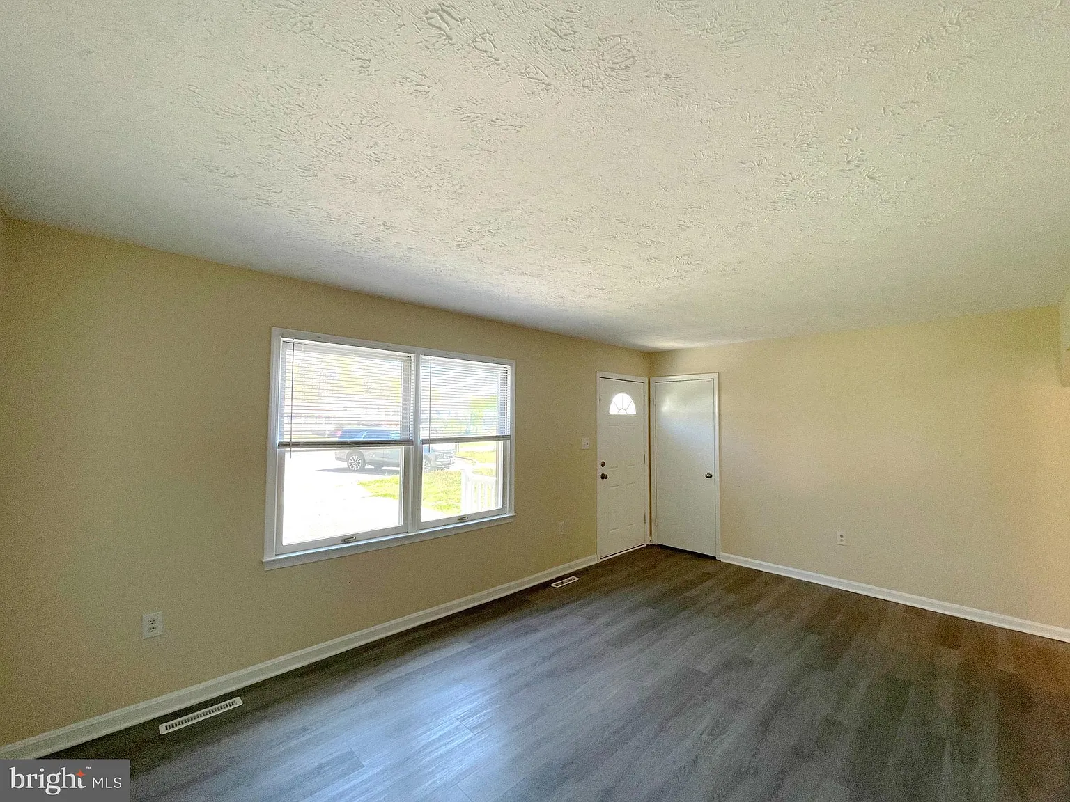 3 bed, 3.0 bath, 2208 sqft, $2,195 — Photo 3