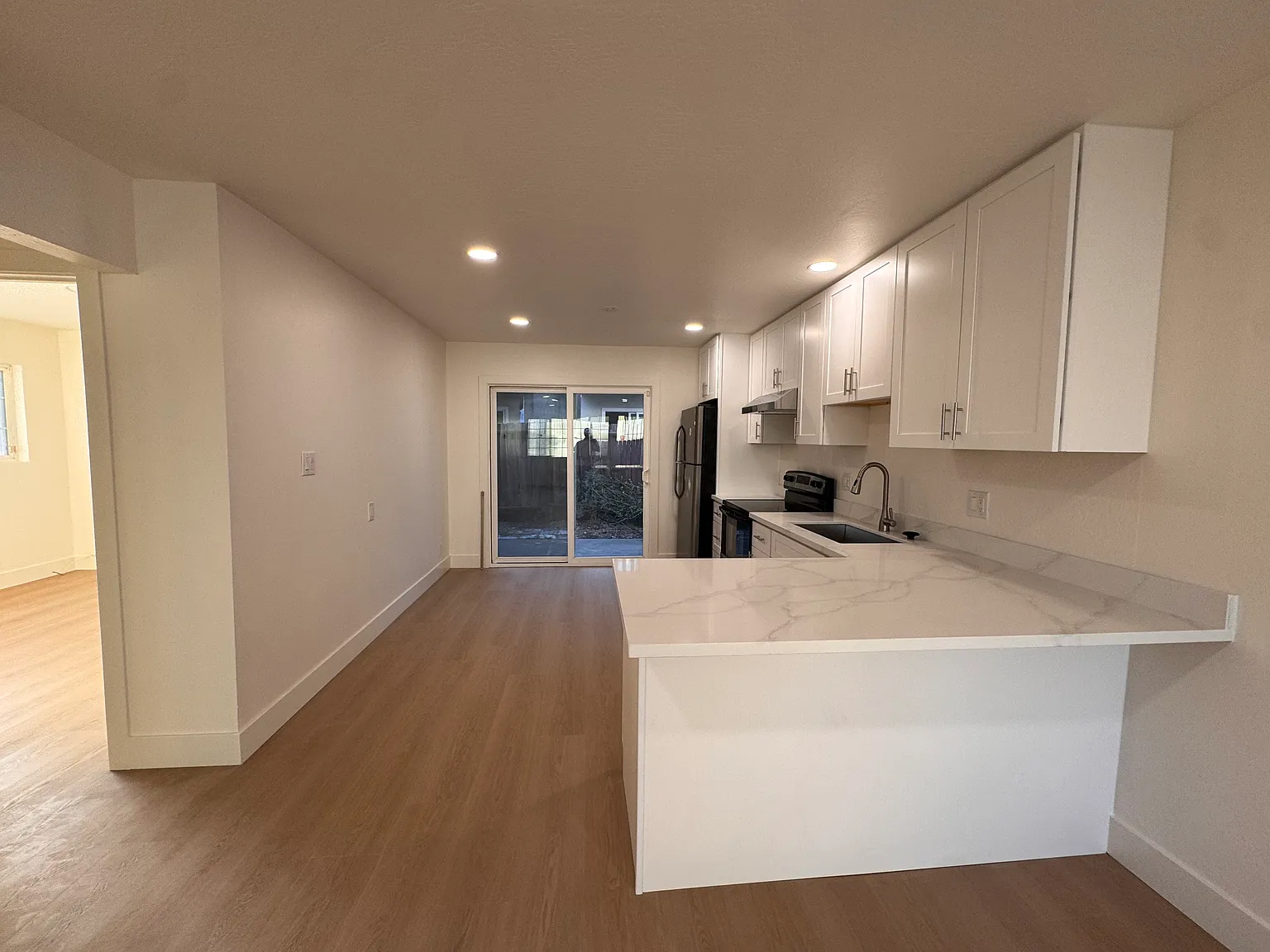 2 bed, 815 sqft, $2,395 — Photo 4