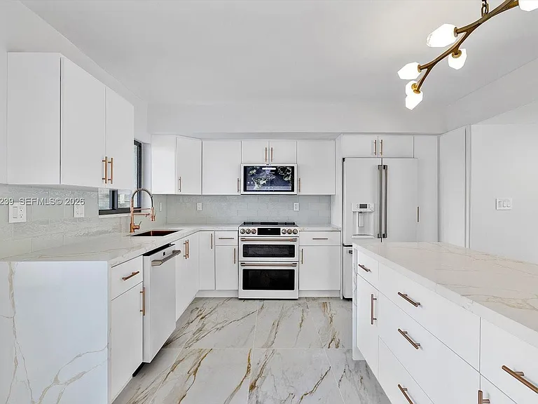 16449 NE 26th Ave — Photo 4