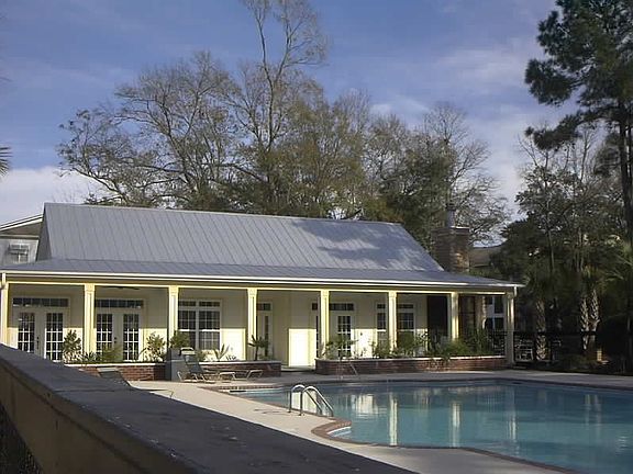 Features Resort-Style Pool w/ Clubhouse