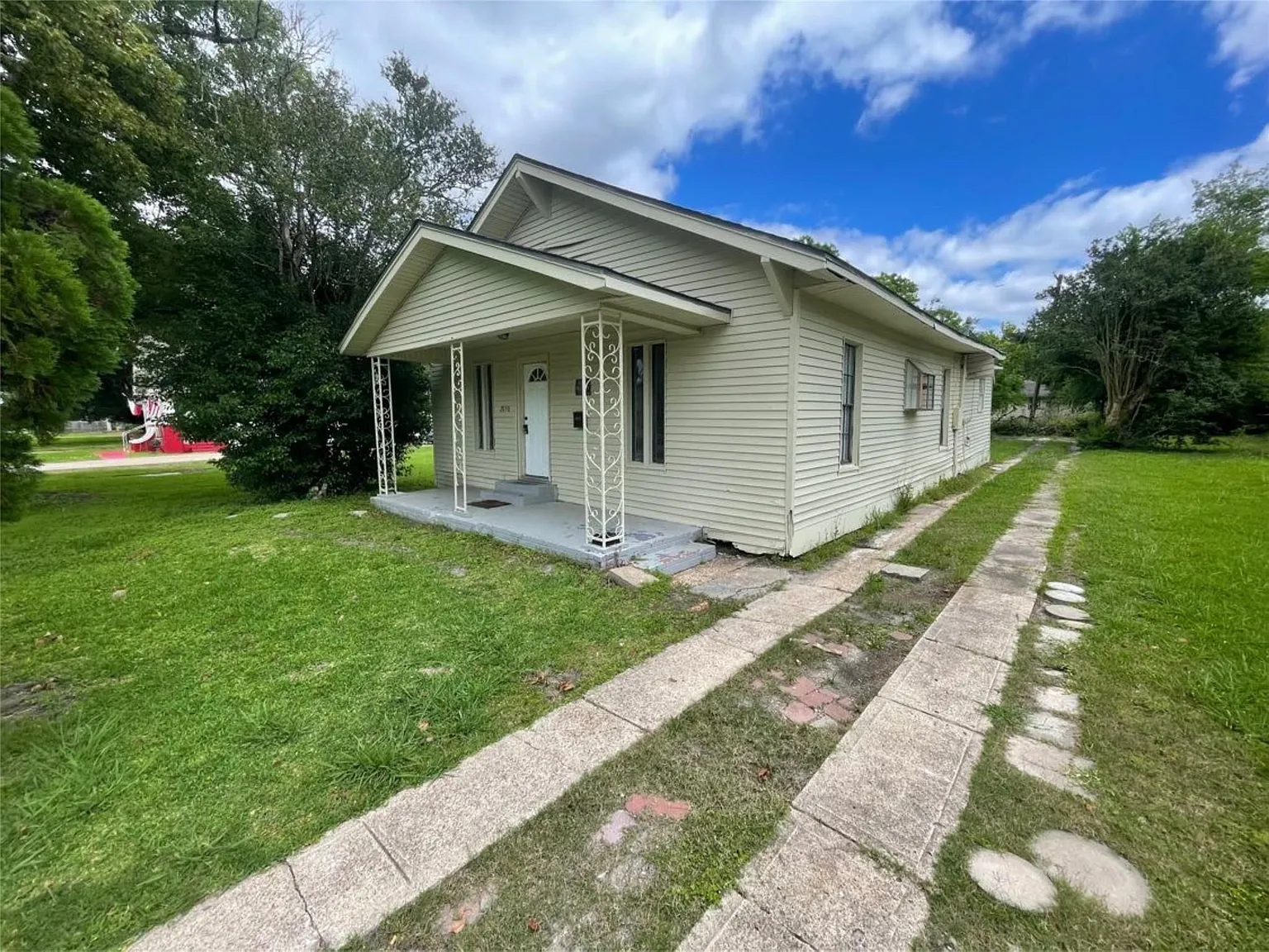 3 bed, 1.0 bath, 1232 sqft, $1,295 — Photo 2