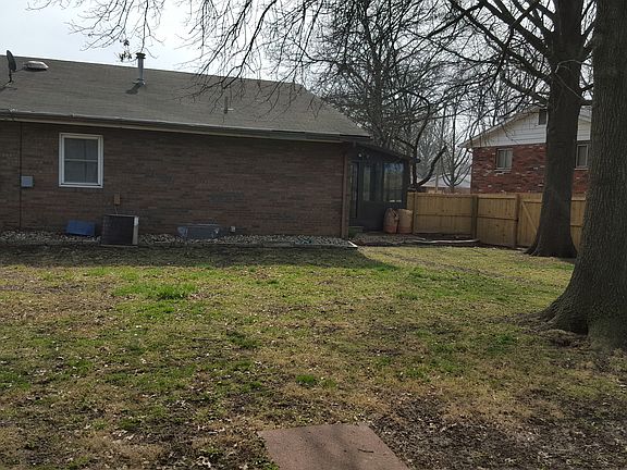 4th image of 3130 Yale Dr