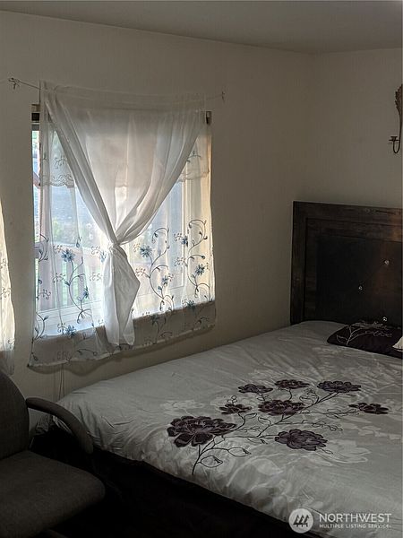 5th image of 415 Spring Circle SW