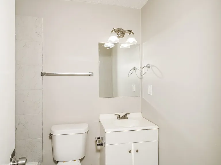 9093_023_main_bathroom_13099455.jpg