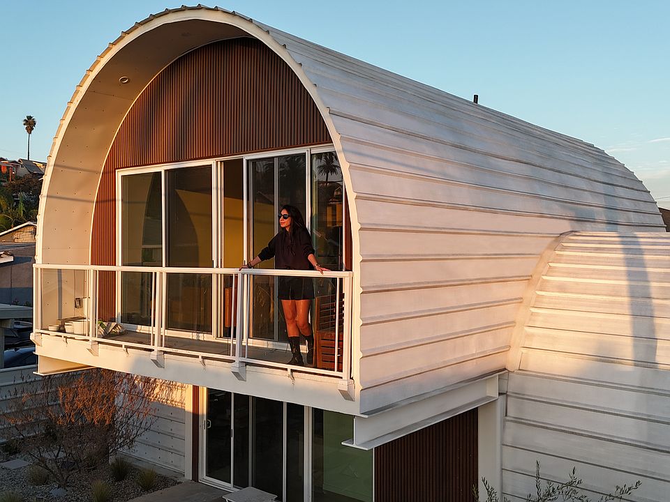 Front View / Balcony