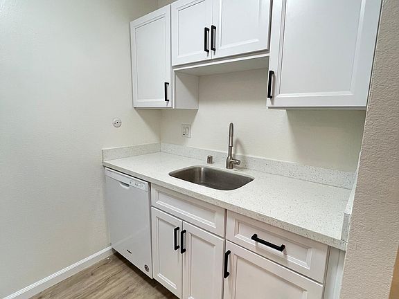 4th image of 1126 Cherry Ave APT 42