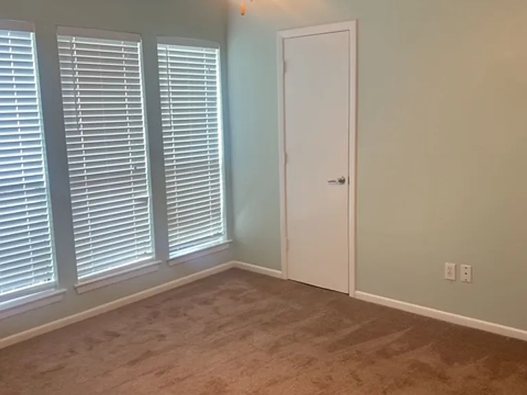 3700 Dauphine Ct — Photo 34