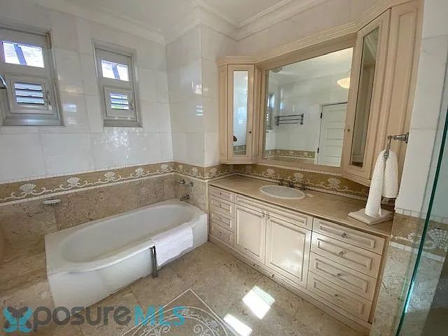 6 bed, 6.0 bath, 11650 sqft, $15,000 — Photo 4