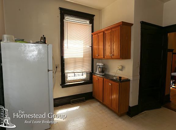 3rd image of 3241 N Kenmore Ave #01