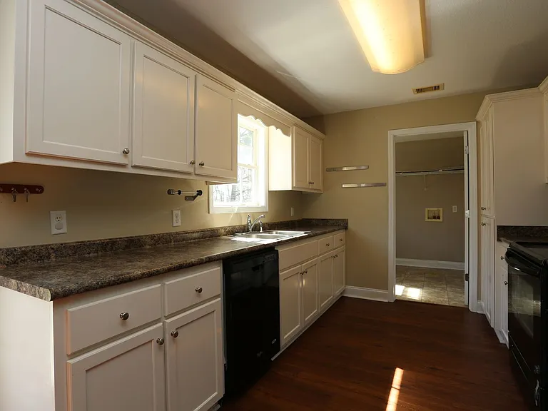 343 Longwood Dr — Photo 8