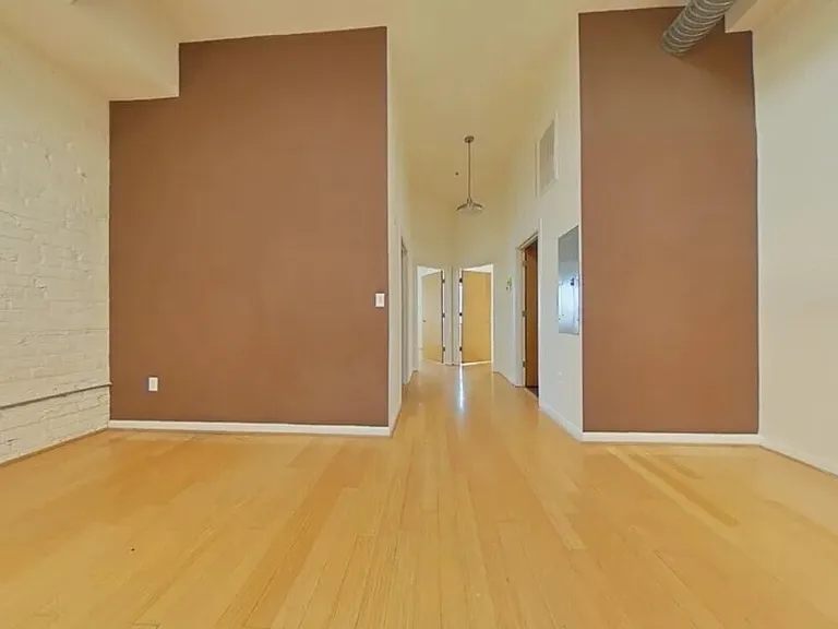 1011 W Marshall St #207 — Photo 1